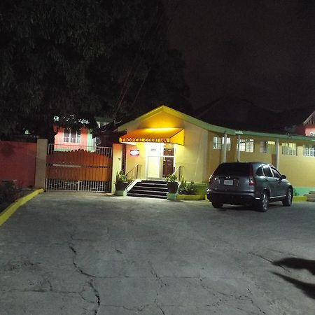 Tropical Court Inn New Kingston Buitenkant foto