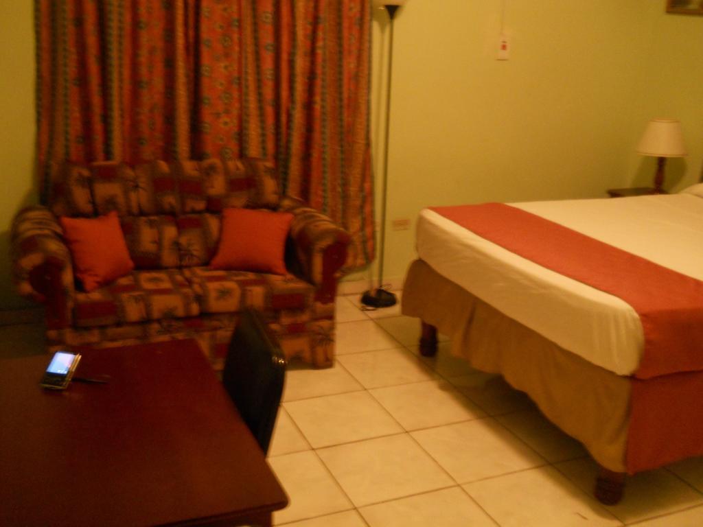 Tropical Court Inn New Kingston Kamer foto
