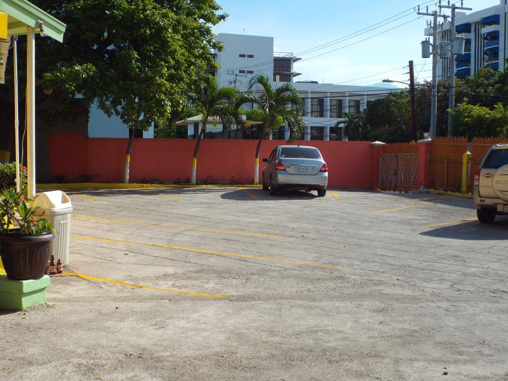 Tropical Court Inn New Kingston Buitenkant foto