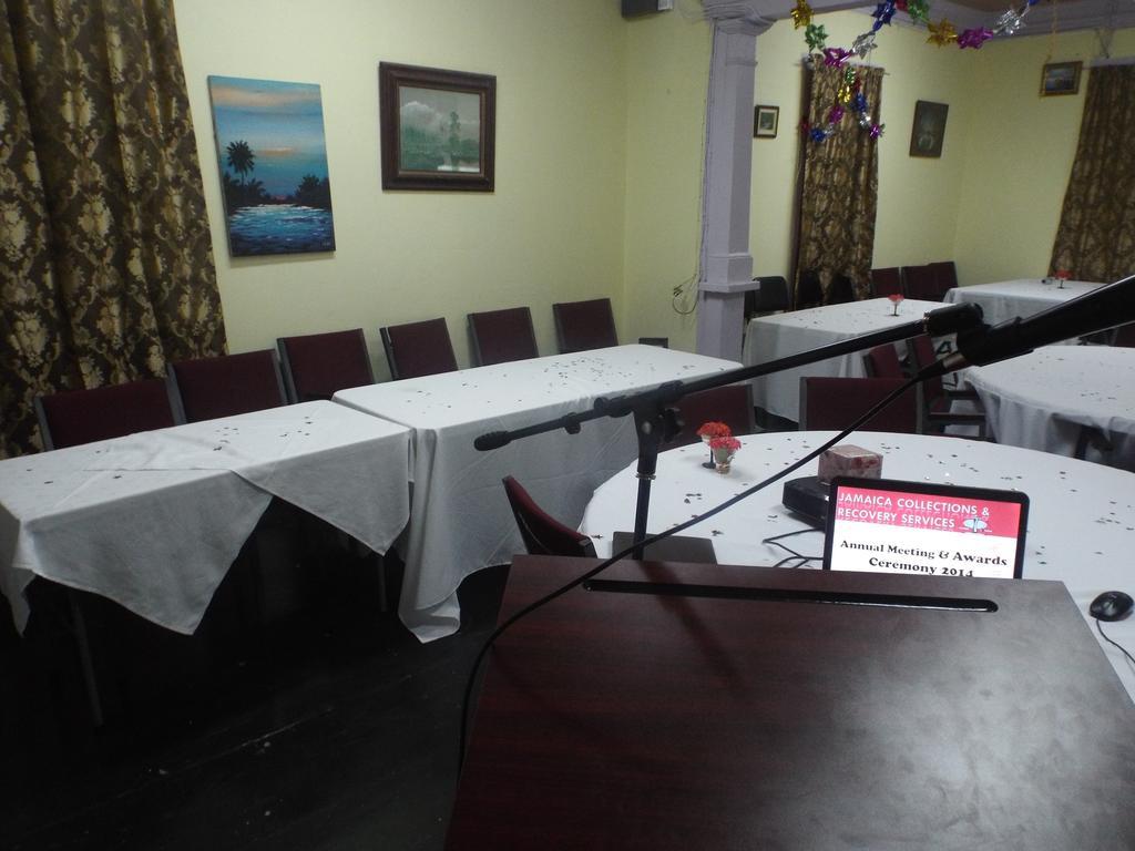 Tropical Court Inn New Kingston Buitenkant foto