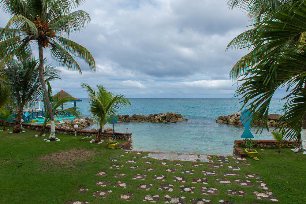 Tropical Court Inn New Kingston Buitenkant foto